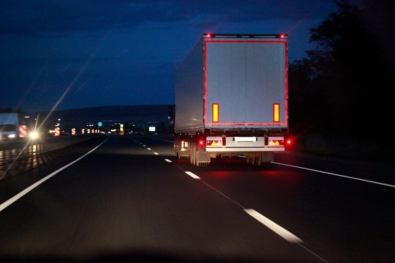 Ruta de autopista europea en horas nocturnas